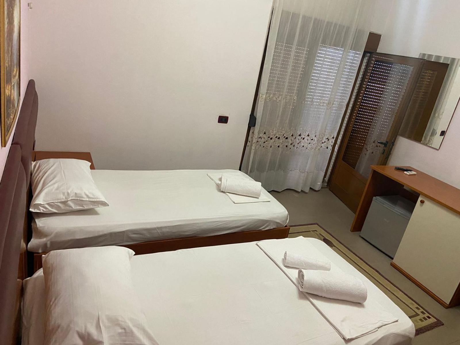 Hotel Edland Vlorë Buitenkant foto