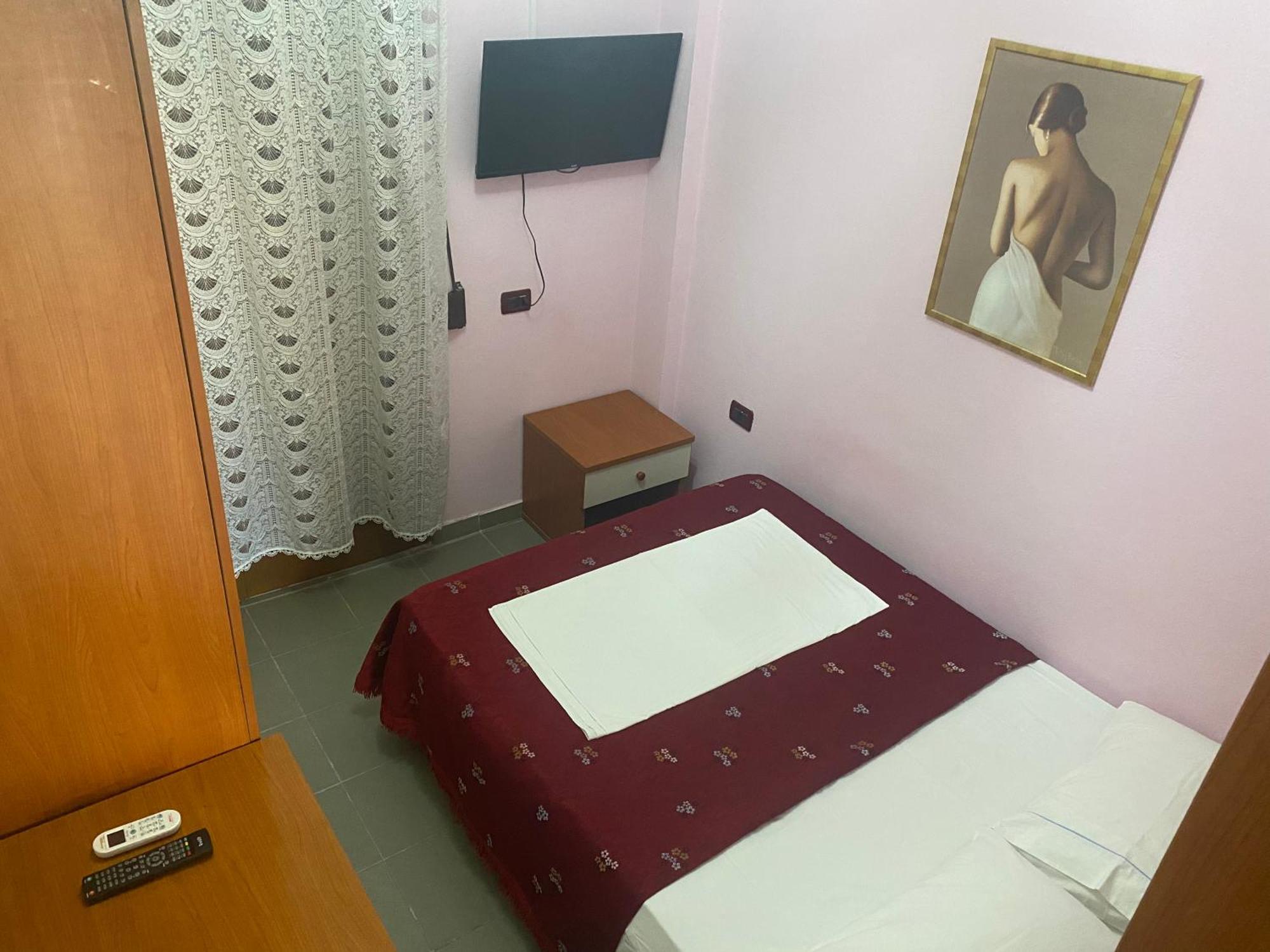 Hotel Edland Vlorë Buitenkant foto