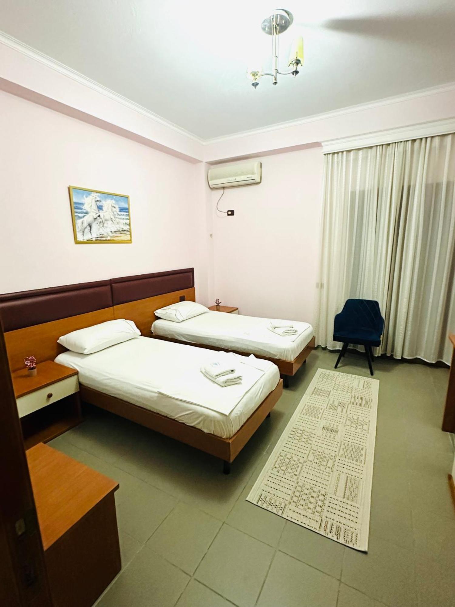 Hotel Edland Vlorë Buitenkant foto